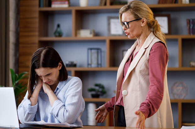 Большинство россиян не хотят дружить с начальством даже ради повышения зарплаты