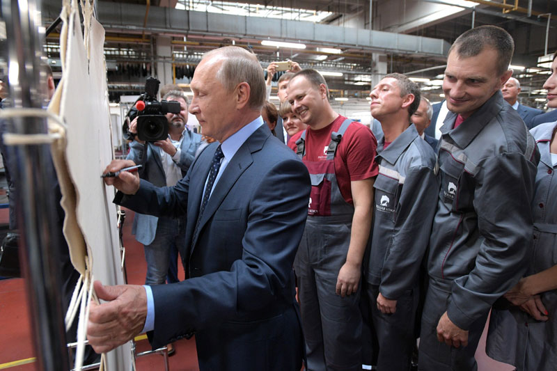 Путин поручил продумать наполнение дорожных фондов с учетом 