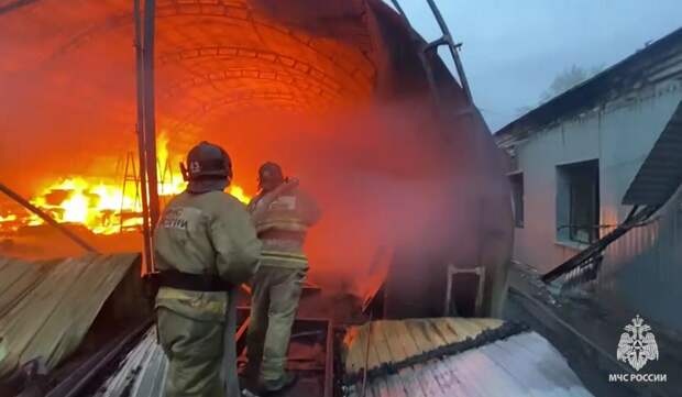 Помещения мебельной фабрики загорелись под Челябинском