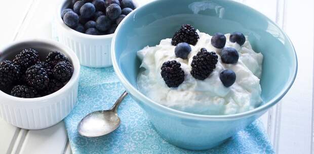Греческий йогурт - более полезный аналог традиционного кисломолочного продукта. / Фото: yogurtinnutrition.com