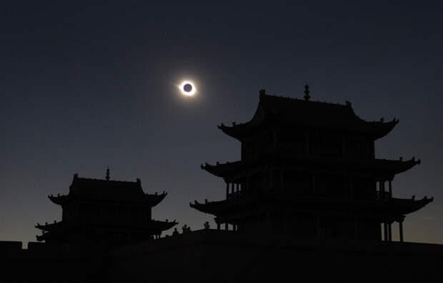 Солнечное затмение над Великой китайской стеной