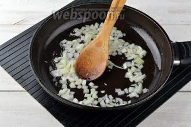 Пока пропаривается капуста, займёмся другими овощами. Лук (1 шт.) очистить, нарезать мелкими кубиками и обжарить на подсолнечном масле 2-3 минуты.