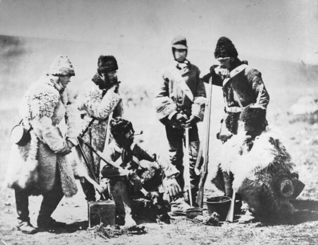 Тепло одетый британский офицер со своими солдатами. Крымская война.