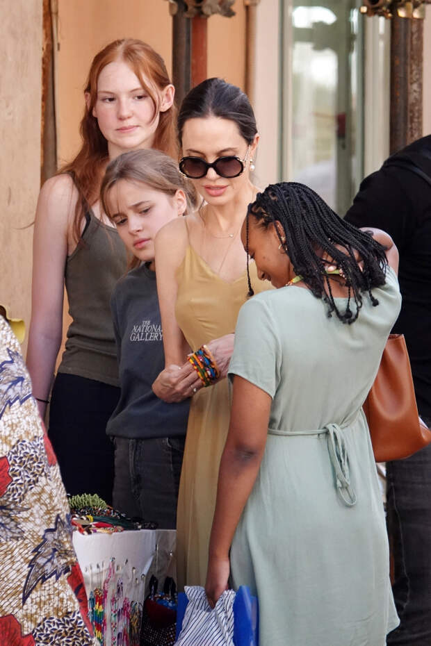 Анджелину Джоли заметили на шопинге с детьми — как выглядит 47-летняя актриса
