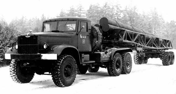 Опытный автопоезд КТ-214-40П с трубчатыми имитаторами длинномерных ракет (из архива НИИЦ АТ) авто, автопоезд
