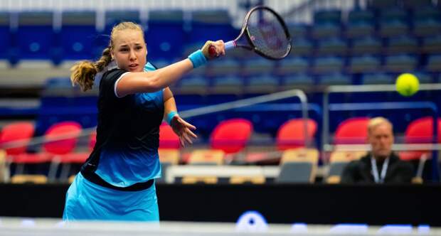 Блинкова завоевала первый титул WTA, обыграв Паолини в финале турнира в Румынии