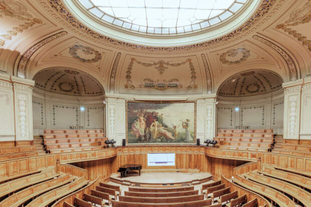 Зал заседаний на одной из кафедр Сорбонны, находящийся в историческом здании (Париж, Франция). | Фото: unjourdeplusaparis.com.