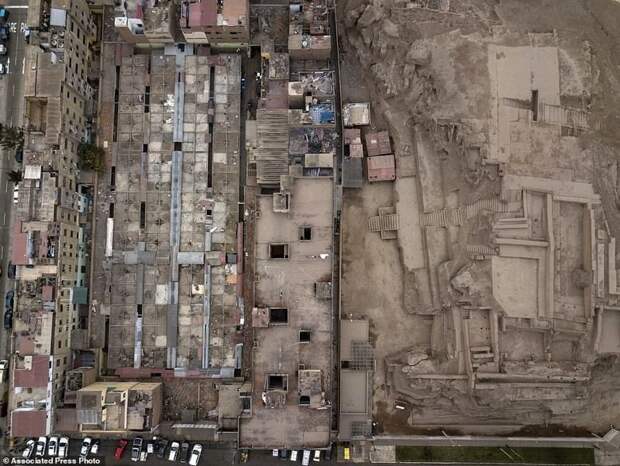 Исторический памятник Гуантиль - справа. Слева с ним соседствует городской рынок археологи, археология, ацтеки, древние, лима, наследие, перу, руины
