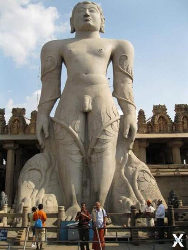 Гигантские каменные статуи индийских джайнских храмов