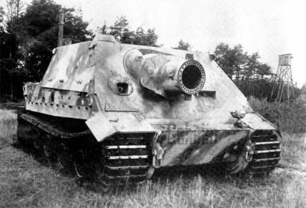 Показывают прототип на базе PzKpfw. VI Ausf. H фюреру, Альберту Шпееру и Гудериану Штурмтигр во время испытаний на Куммерсдофском полигоне, 1944 г. 