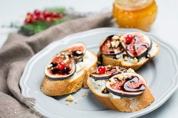 Toast with fig and ricotta on plate