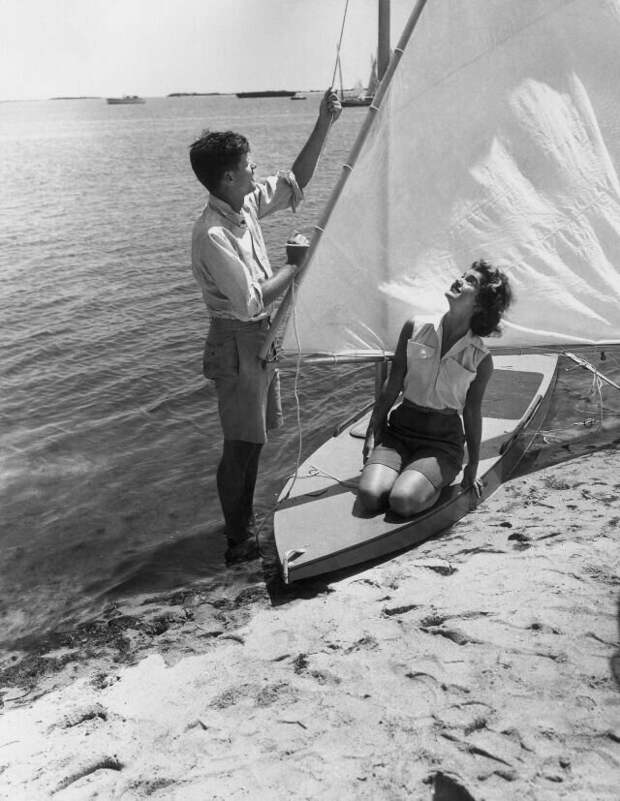 Джон Ф. Кеннеди и Жаклин Бувье Кеннеди в Гианнис Порт, Массачусетс, 1955 звезды, знаменитости, лето, пляж, прошлое, ретро, фотография