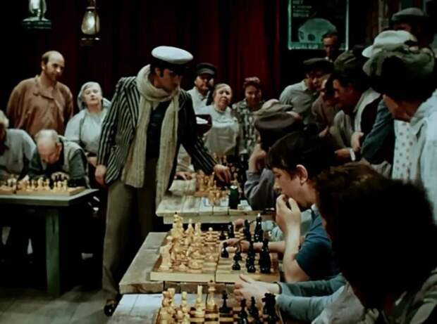 Помните фильм «12 стульев», где Остап Бендер, даже не умея играть в шахматы строит из себя гроссмейстера и играет с любителями?