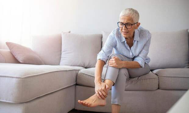 Даже на 1 см толще: когда отек ног может предупредить об образовании опасного тромба