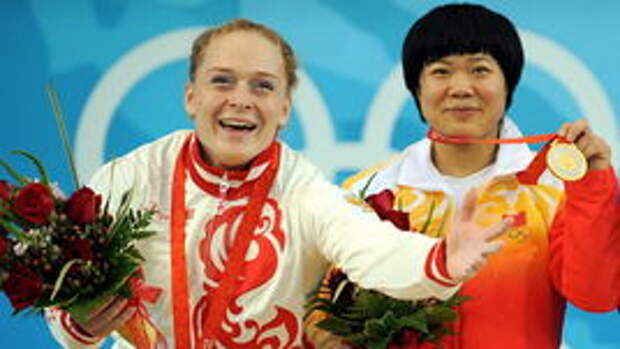 13 августа 2008 года. Пекин. Оксана СЛИВЕНКО (слева) с серебром Олимпийских игр. Вместо той медали Пекина россиянка получит золото после дисквалификации ЛЮ ЧУНЬХУНА (в центре). Справа - бронзовый призер, украинка Наталья ДАВЫДОВА.