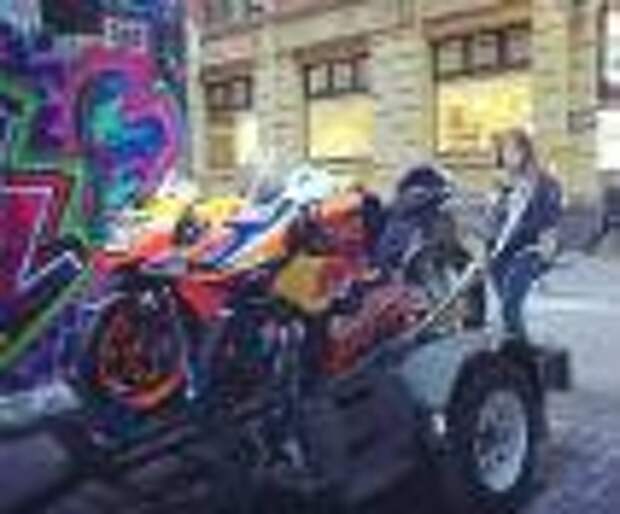 Педроса упал с мотоцикла на мельбурнской улице