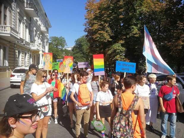 Одесское шествие педерастов началось с драки Одесское шествие педерастов началось с драки