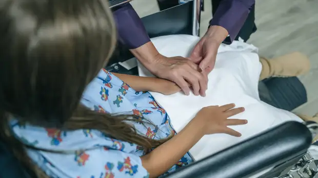 «Лечение таких заболеваний крайне дорогостоящее»: более 900 детей со СМА начали получать препараты за счёт «Круга добра»