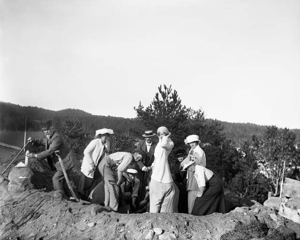 1915 год. Посетители археологических раскопок на месте захоронения железного века возле Хёгабакена рунные камни, швеция