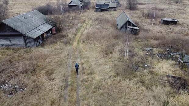 Это огромная, заброшенная деревня Мордовии. Здесь остались сотни брошенных домов и на десятки километров ни одной живой души. Люди покинули это место совсем недавно и масштаб просто потрясает.-12