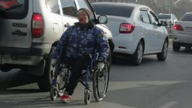 Попрошайки на дорогах, создают аварийные ситуации