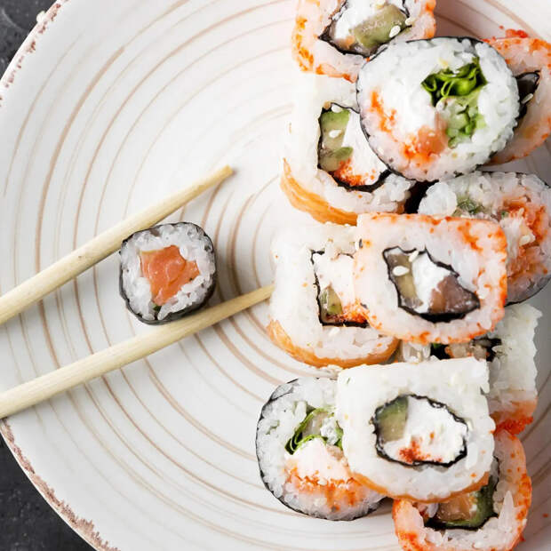 Двое детей попали в больницу, поев роллы в московском кафе "Ёбидоёби"