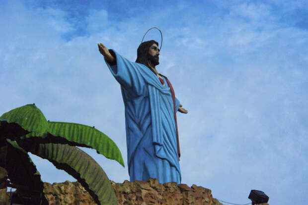 Статуя Иисуса над местной Голгофой.