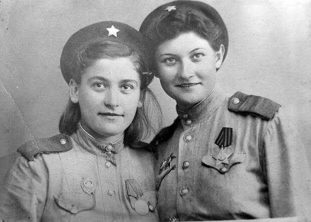 Снайперы Екатерина Головаха (слева) и Нина Коваленко (справа). Фотография