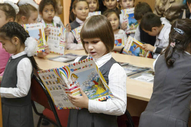 Первоклассница с книжкой-раскраской. Фото Максима Осипова