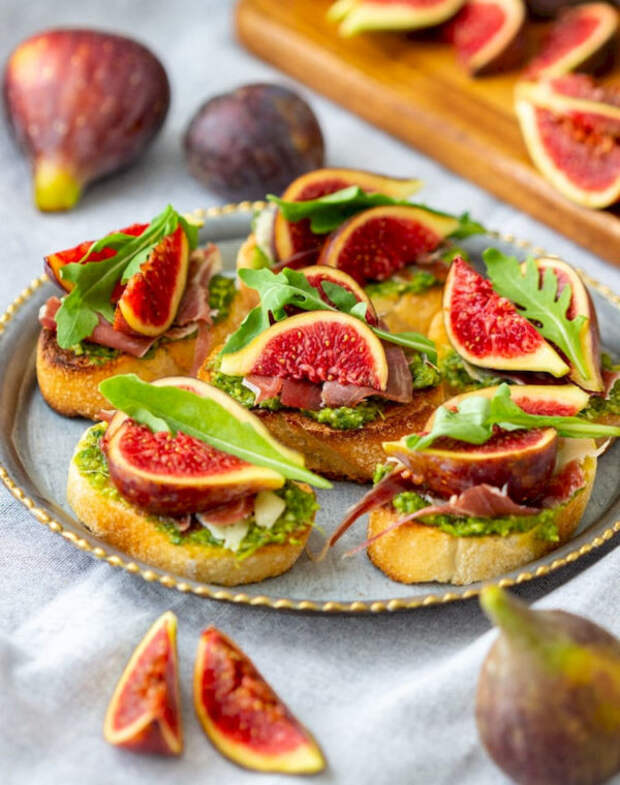 prosciutto fig crostini picture