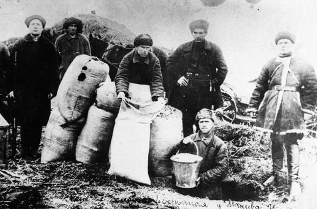 Оригинальный способ выкачивания хлеба у крестьян, придуманный советскими властями в 1927-28 годах