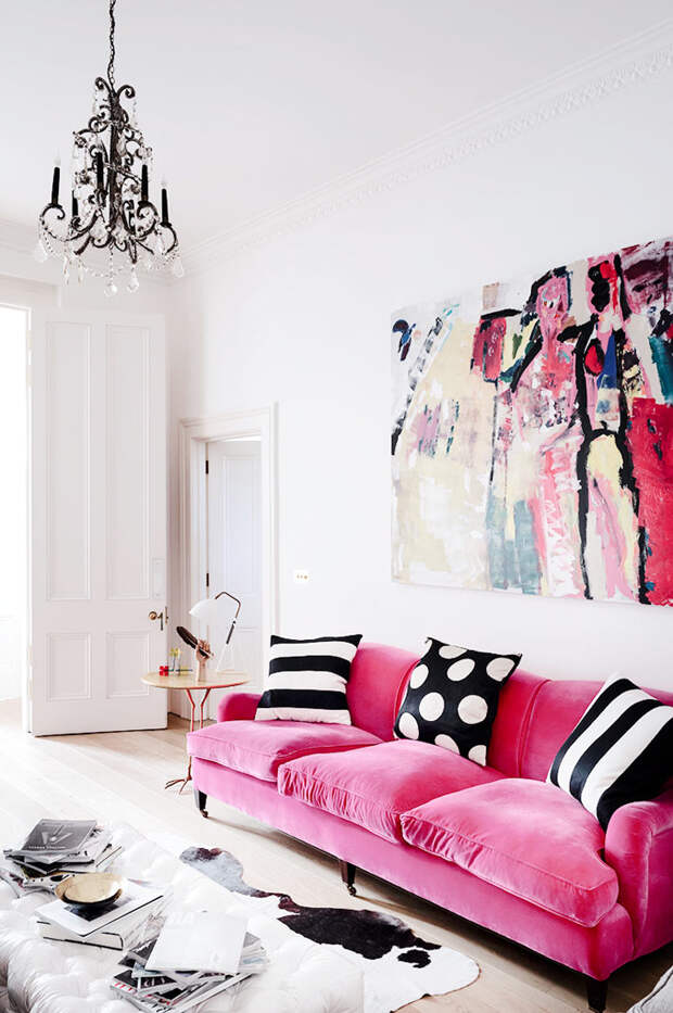 болый интерьер гостиной с розовым диваном