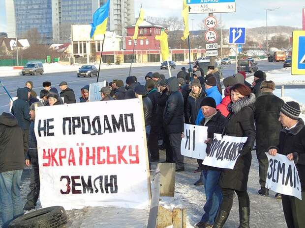 Протестующие фермеры заблокировали кортеж Порошенко (ФОТО)