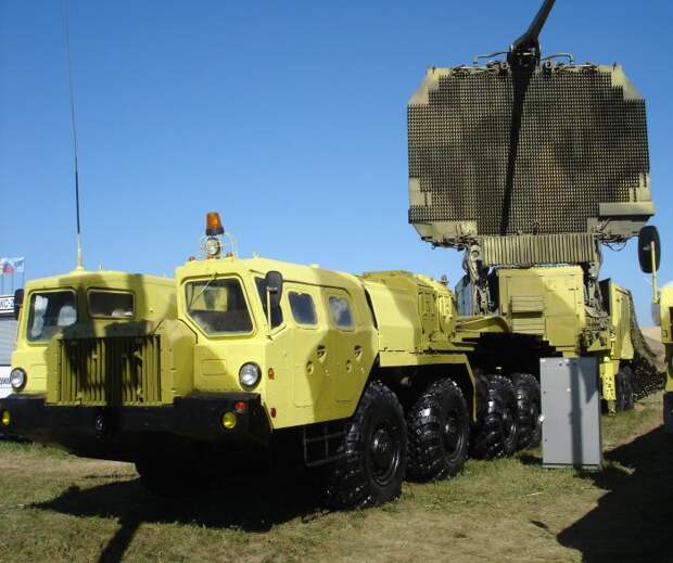 Радиолокатор зенитно-ракетного комплекса С-300 «Фаворит» на базе МАЗ-7410. | Фото: ru.wikipedia.org.