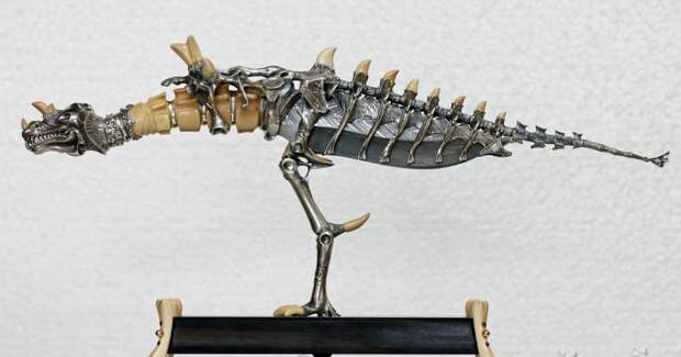 Зловещий нож-динозавр от тульского кузнеца