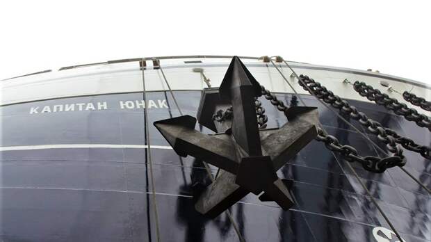 В Петербурге подняли флаг России на рыболовном траулере «Капитан Юнак»