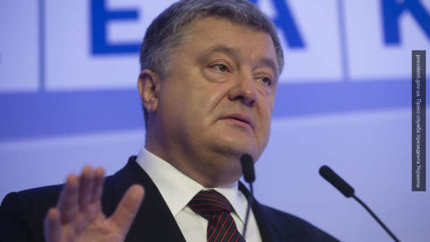 Порошенко призвал запретить российский флаг во всем мире