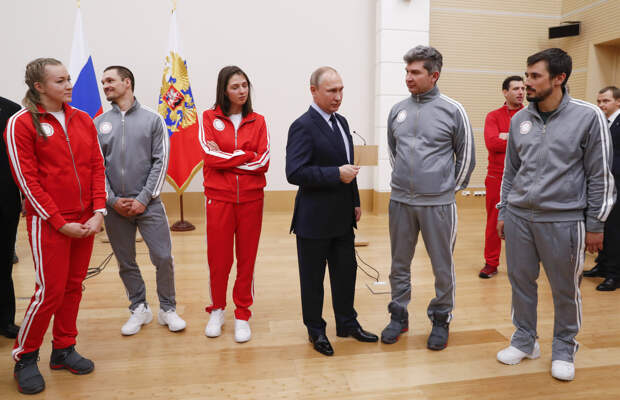 В чем выступали российские атлеты за всю историю современных Олимпийских игр