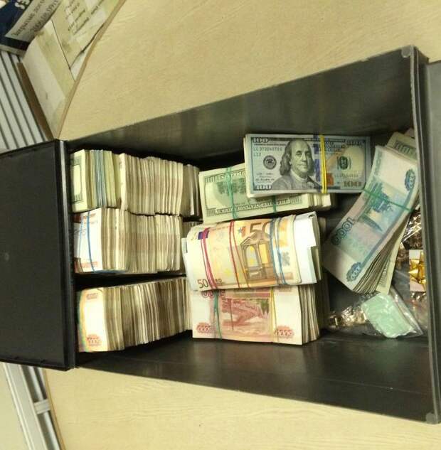 Супружеская пара из Москвы украла сейф с 91 млн рублей из офиса компании