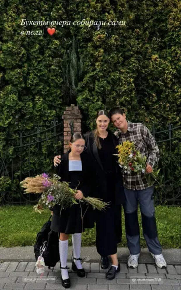 Агата Муцениеце с детьми
