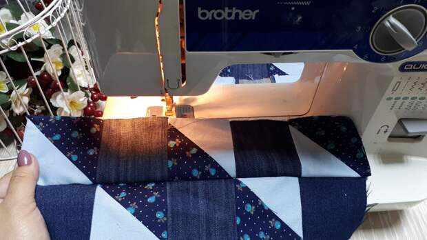 Писала, писала про пэчворк и решила - все, шью джинсовую подушку, сколько можно только одни чужие работы смотреть, пора и самой, что нибудь сотворить!-16