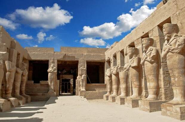 Площадь перед входом в Великий храм Амона-Ра – крупнейший храм Египта, посвященный богу солнца (Karnak Temple). | Фото: landioustravel.com.