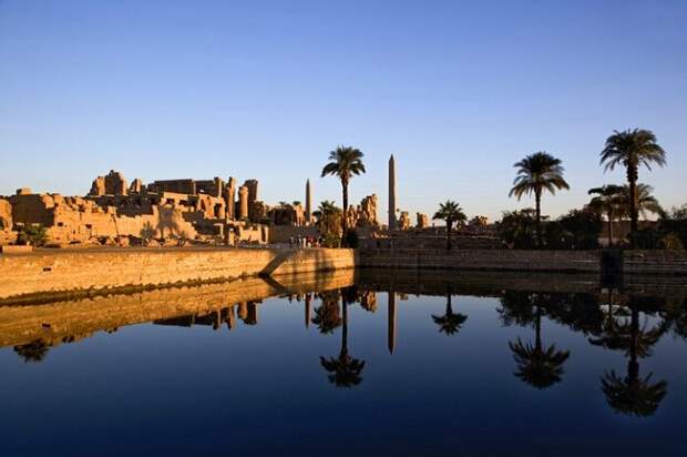 Возле храма Рамзеса II находится священное озеро Биркет-эль-Маллаха, вода в котором слегка соленая (Karnak Temple, Египет). | Фото: khanacademy.org.