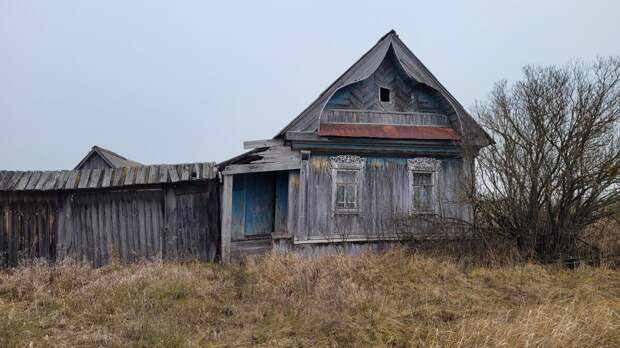 Это огромная, заброшенная деревня Мордовии. Здесь остались сотни брошенных домов и на десятки километров ни одной живой души. Люди покинули это место совсем недавно и масштаб просто потрясает.-20