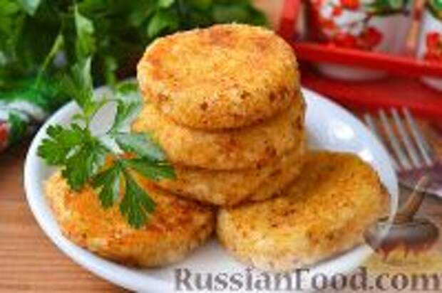 Фото к рецепту: Картофельно-творожные зразы с яйцом и луком