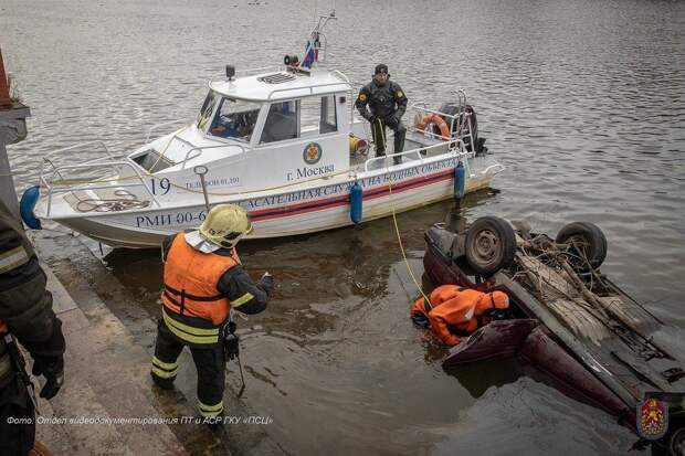 Спасатели Московской городской поисково-спасательной службы на водных объектах предотвратили гибель 10 человек. Фото Департамента ГОЧСиПБ г.Москвы