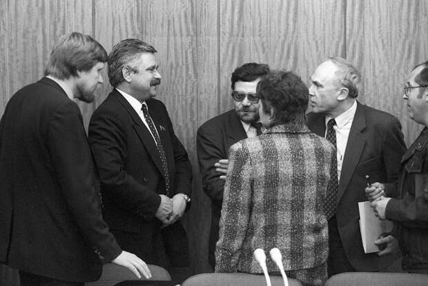Народный депутат РСФСР, лидер группы «Коммунисты за демократию» Александр Руцкой (второй слева) во время беседы с журналистами, май 1991 года