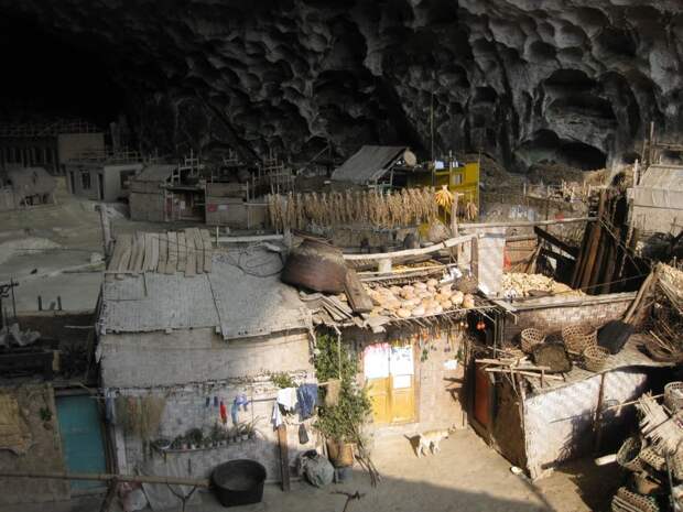 В этой гигантской пещере живет 100 человек, есть баскетбольная площадка и даже была школа