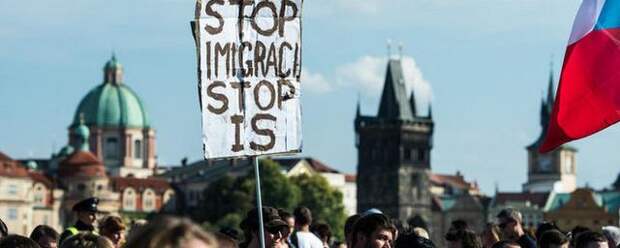 Власти Чехии официально отказались принимать беженцев по квоте ЕС