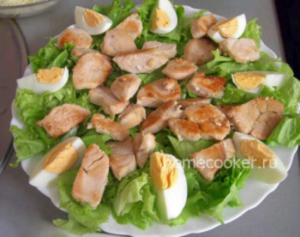 Салат цезарь с курицей Kuritsa yajtsa na listyah salata 300x237 Салат цезарь с курицей